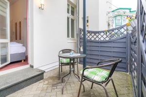 塞巴特阿尔贝克沃尔德乌斯膳食公寓酒店的阳台配有一张小桌子和两把椅子
