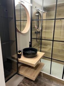 科尔马Gîte Grand'Rue "Climatisé"的浴室设有黑色水槽和镜子