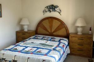 希塞德高地Sea Breeze Beach View的一间卧室配有一张床、两个梳妆台和两盏灯。