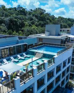若昂佩索阿卡博布兰科阿特兰蒂克酒店的享有带游泳池的大楼的顶部景致