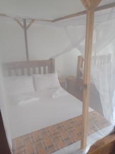 LukunguReal African Life safaris and Camps的一间卧室配有一张带天蓬的白色床