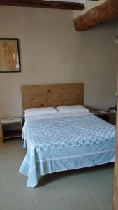 Vilella AltaCal Millo的一间卧室配有一张带蓝色毯子的床