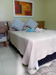 福塔莱萨Apartamento BEIRA MAR的一间卧室配有带毛巾的床