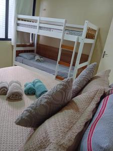 福塔莱萨Apartamento BEIRA MAR的宿舍间设有两张双层床,床上配有枕头