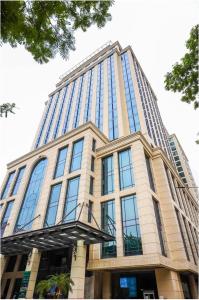 海防Apartment Hilton Luxury的一座高大的建筑,有很多窗户