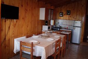 基利翁Cabañas Buenavista Quillón的厨房配有桌椅和冰箱。