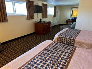 林垦Comfort stay inn的酒店客房设有两张床和一台平面电视。