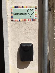 莱里奇Chez Fernando front beach的墙上的黑色肥皂机