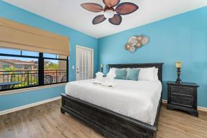 达文波特Sunny Retreat Close to Disney Pool Bella Piazza的一间卧室设有蓝色的墙壁和一张带窗户的床