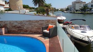 艾姆布里亚布拉瓦Villa Empuriabrava on main canal with 13 m private mooring, private pool, air con in all rooms, non-smoking的水中带船的游泳池