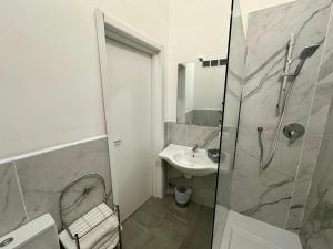 佛罗伦萨Sweet Home Desiree的白色的浴室设有水槽和淋浴。