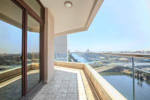 开罗Om Kolthom Hotel的享有河景的建筑阳台