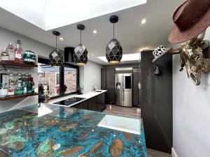 霍舍姆圣斐德Longhorn House - Unique & Luxury Home With Hot Tub的一间厨房,在房间内配有玻璃台面