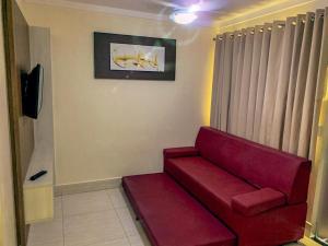 卡达斯诺瓦斯Lacqua Diroma 12345 R1的一间客厅,客厅里设有红色沙发