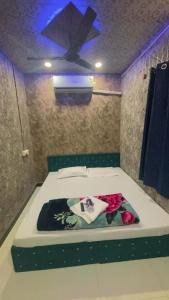 乌贾因sun guest house 2的一间有鲜花的床的房间