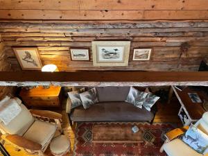 Great ValleyCozy Cottage on Pond的享有客厅的顶部景致,客厅配有沙发和椅子