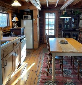 Great ValleyCozy Cottage on Pond的厨房配有桌子和冰箱