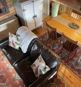 Great ValleyCozy Cottage on Pond的客厅配有真皮沙发和桌子