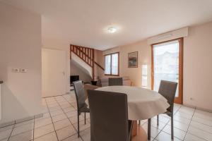 Epagny Metz-TessyMionnaz furnished flat的一间配备有白色桌椅的用餐室