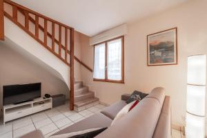 Epagny Metz-TessyMionnaz furnished flat的带沙发和电视的客厅