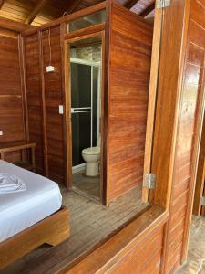 努基HOTEL RM的一间卧室,内设带卫生间的浴室