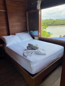 努基HOTEL RM的船上的一张床,享有水景