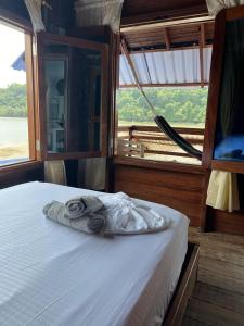 努基HOTEL RM的船上的一张床铺,上面有毛巾