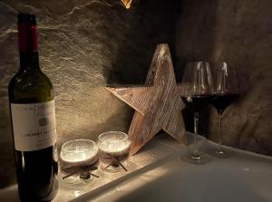 萨尔巴赫Bear Hutte Saalbach near Billa的桌子上放一瓶葡萄酒和酒杯