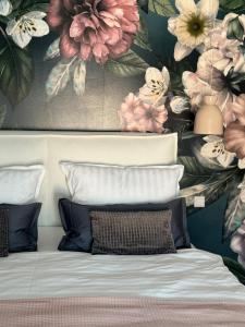 维岑多夫Sievershof Poolloft的卧室的墙上挂着花卉壁画