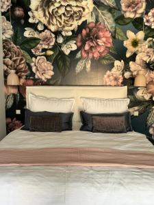 维岑多夫Sievershof Poolloft的卧室的墙上装饰有花卉壁纸
