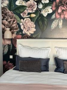 维岑多夫Sievershof Poolloft的卧室的墙上挂着鲜花