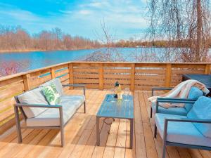 ActonBreezes Park的湖景甲板上配有两把椅子和一张桌子