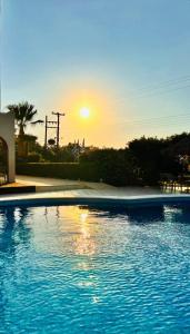 卡特罗斯卡尔特罗斯酒店的一座享有日落美景的游泳池