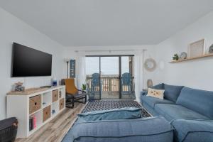 达克2971 - Seabbatical by Resort Realty的客厅配有蓝色的沙发和电视