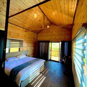 阿杰隆The Lodge Ajloun的小木屋内一间卧室,配有一张床