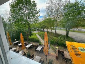施韦青根Premium Apartments Schwetzingen, Heidelberg, Speyer的享有带桌子和遮阳伞的庭院的景色