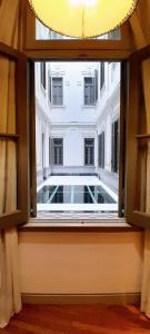 罗萨里奥伊斯普兰多萨维酒店的享有大楼景致的开放式窗户