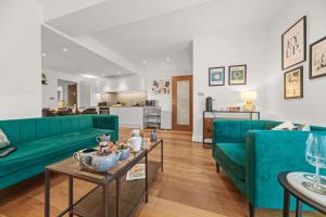哈罗盖特Springfield Two的客厅配有绿色沙发和桌子