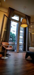罗萨里奥伊斯普兰多萨维酒店的客厅配有椅子和大窗户