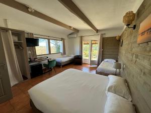 圣马迪拉莫玛德萨里克尔酒店的一间卧室配有两张床和一张书桌