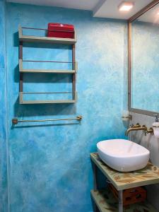 卡希卡Container convertido en acogedor apartamento的浴室设有白色水槽和镜子