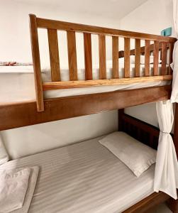 纽克莱欧·班代兰蒂CASA LUMEN Home Hostel的幼儿宿舍间的双层床位 - 带双层床