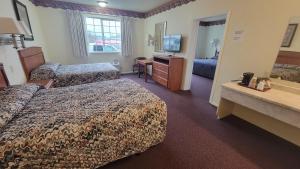 新奥尔良市海洋景套房汽车旅馆的酒店客房设有两张床和电视。