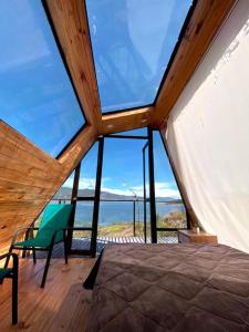 波哥大Guatavita Glamping club的客房设有床和大窗户。