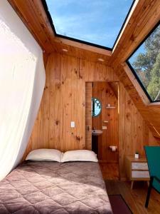 波哥大Guatavita Glamping club的一间带床的卧室,位于带窗户的房间内