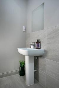 利兹Central Location, Stylish Apartment, Discounts的浴室设有白色水槽和镜子