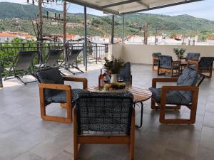 斯基亚索斯镇Central Guest House Skiathos的享有美景的庭院配有桌椅。