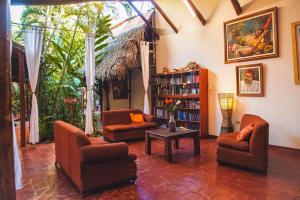 塔拉波托La Patarashca的客厅配有椅子和书架