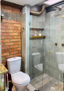 卡希卡Container convertido en acogedor apartamento的一间带卫生间和玻璃淋浴间的浴室