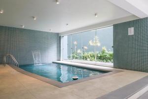 利马Astonishing 2BR With OCEAN View的一间带大窗户的游泳池的浴室